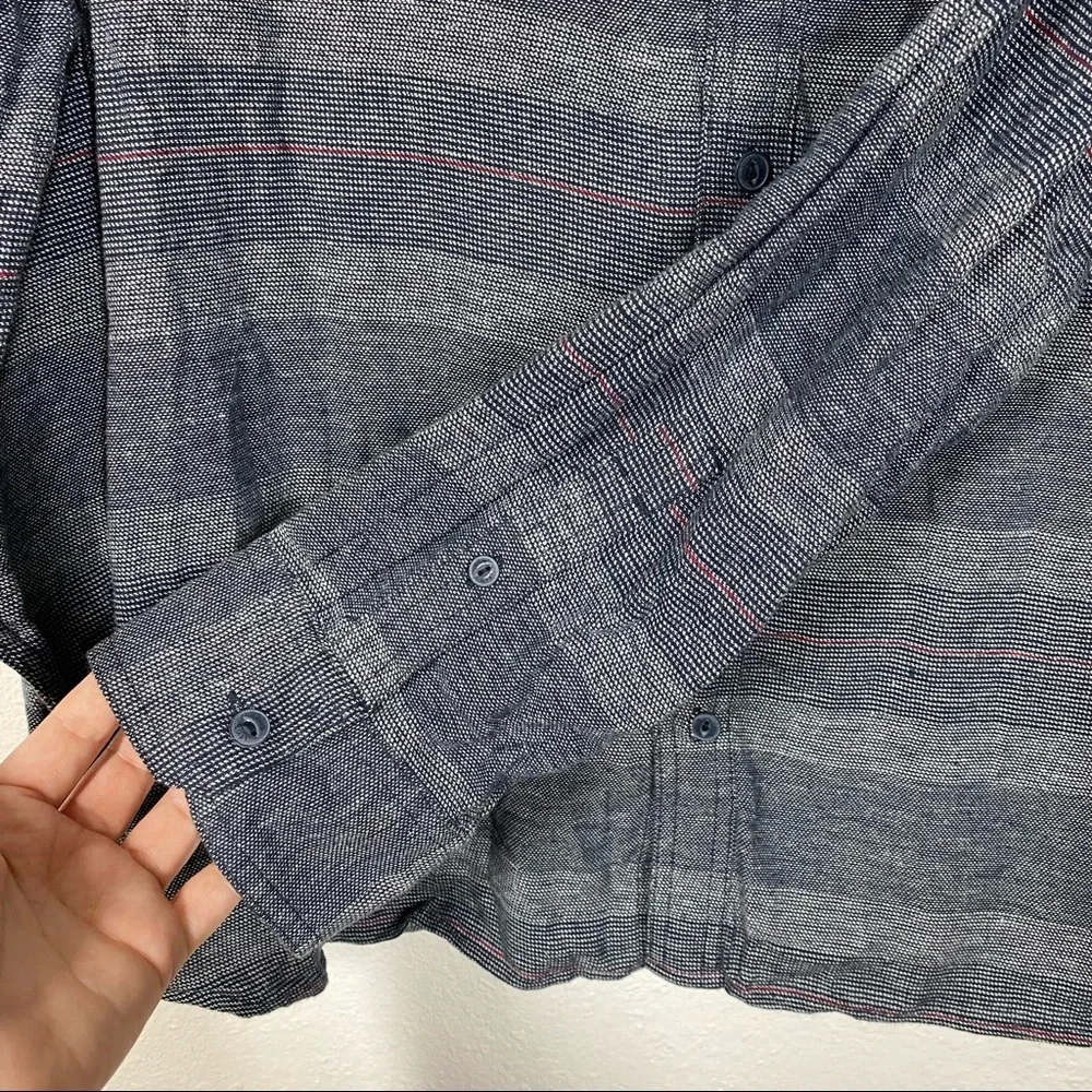 Levi’s Men’s standard fit blue striped long sleeve button down shirt